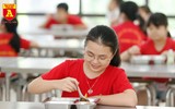 Cận cảnh bữa ăn bán trú của học sinh trong ngày đầu đi học